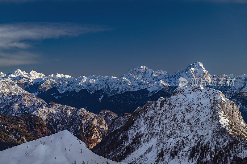 Jalovec 和 Mangart 峰位于特伦塔深谷上方，朱利安阿尔卑斯山，普里莫斯卡，斯洛文尼亚，欧洲